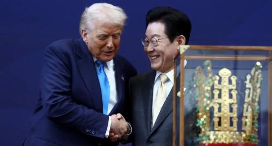 US President Gets Gold Crown From South Korea